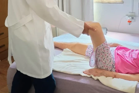 Fisioterapia domiciliar para idosos em Jacarepaguá. Programas de longevidade ativa, prevenção de quedas e reabilitação no conforto do seu lar. Saiba mais!